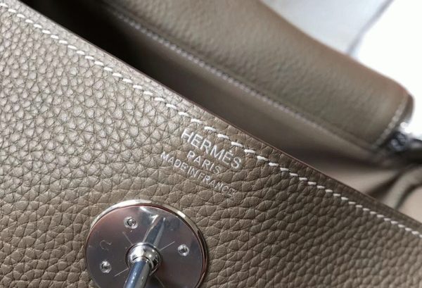 Designer replica Hermes Lindy 26cm handbag in taupe grey - Image 4